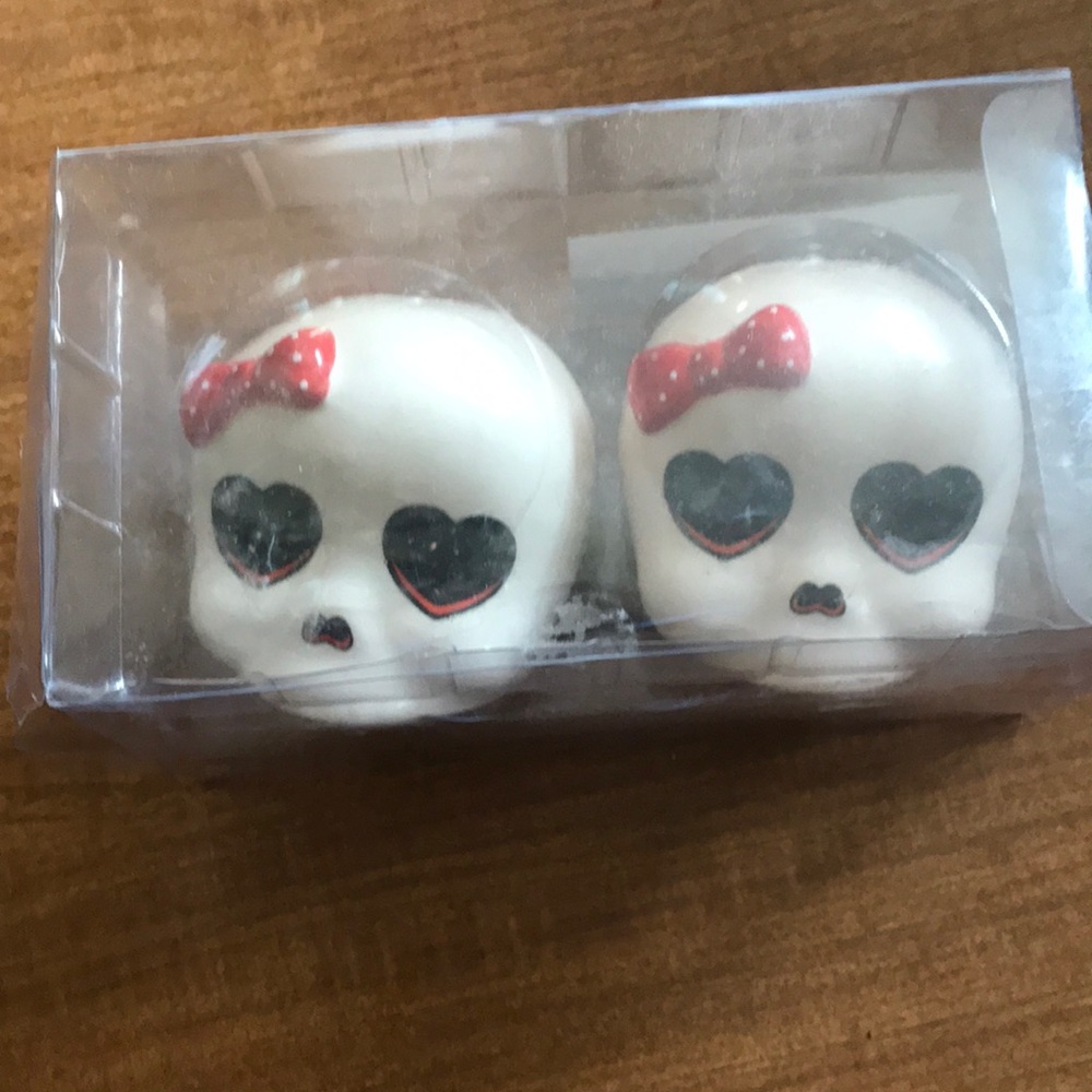 Cute Sourpuss girly skull salt and pepper shakers!